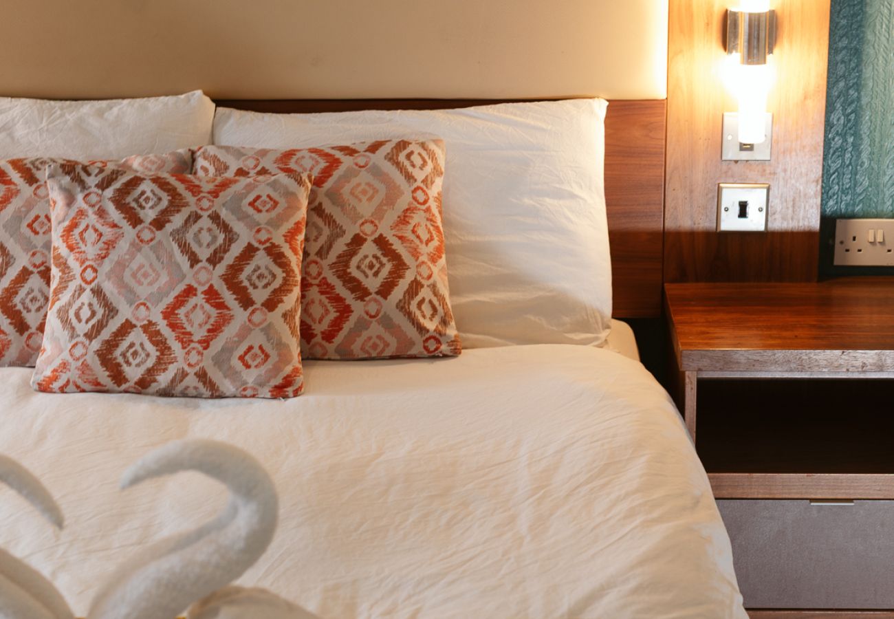 Rent by room in Paisley - Oakshaw Guesthouse - Cozy Double Room in a Central Location. R3