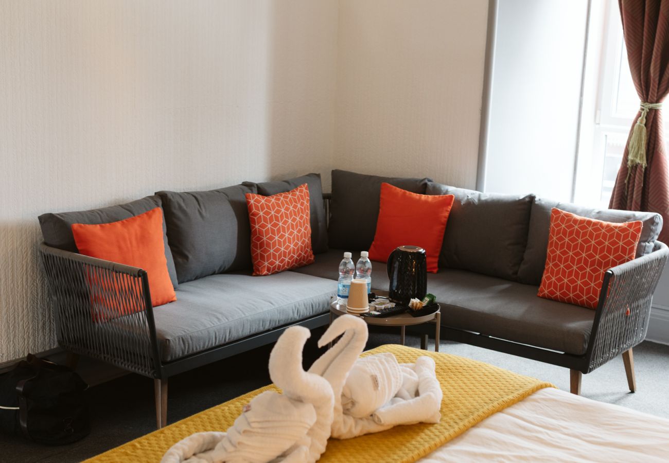 Rent by room in Paisley - Oakshaw Guesthouse - Cozy Double Room in a Central Location. R3