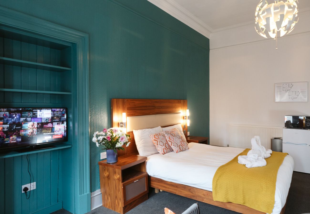 Rent by room in Paisley - Oakshaw Guesthouse - Cozy Double Room in a Central Location. R3