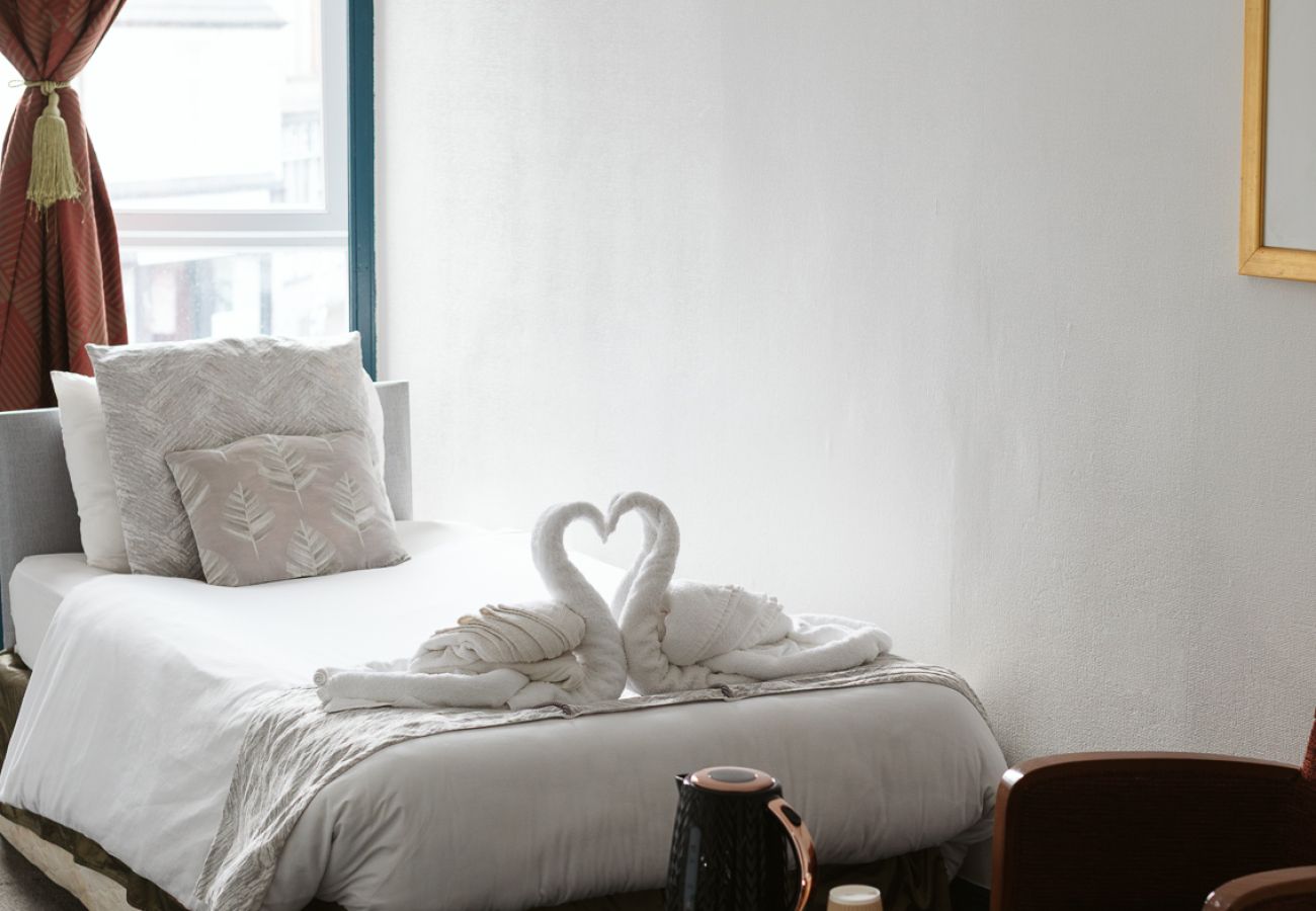 Rent by room in Paisley - Oakshaw Guesthouse - Cozy Single Room in a Central Location. R5