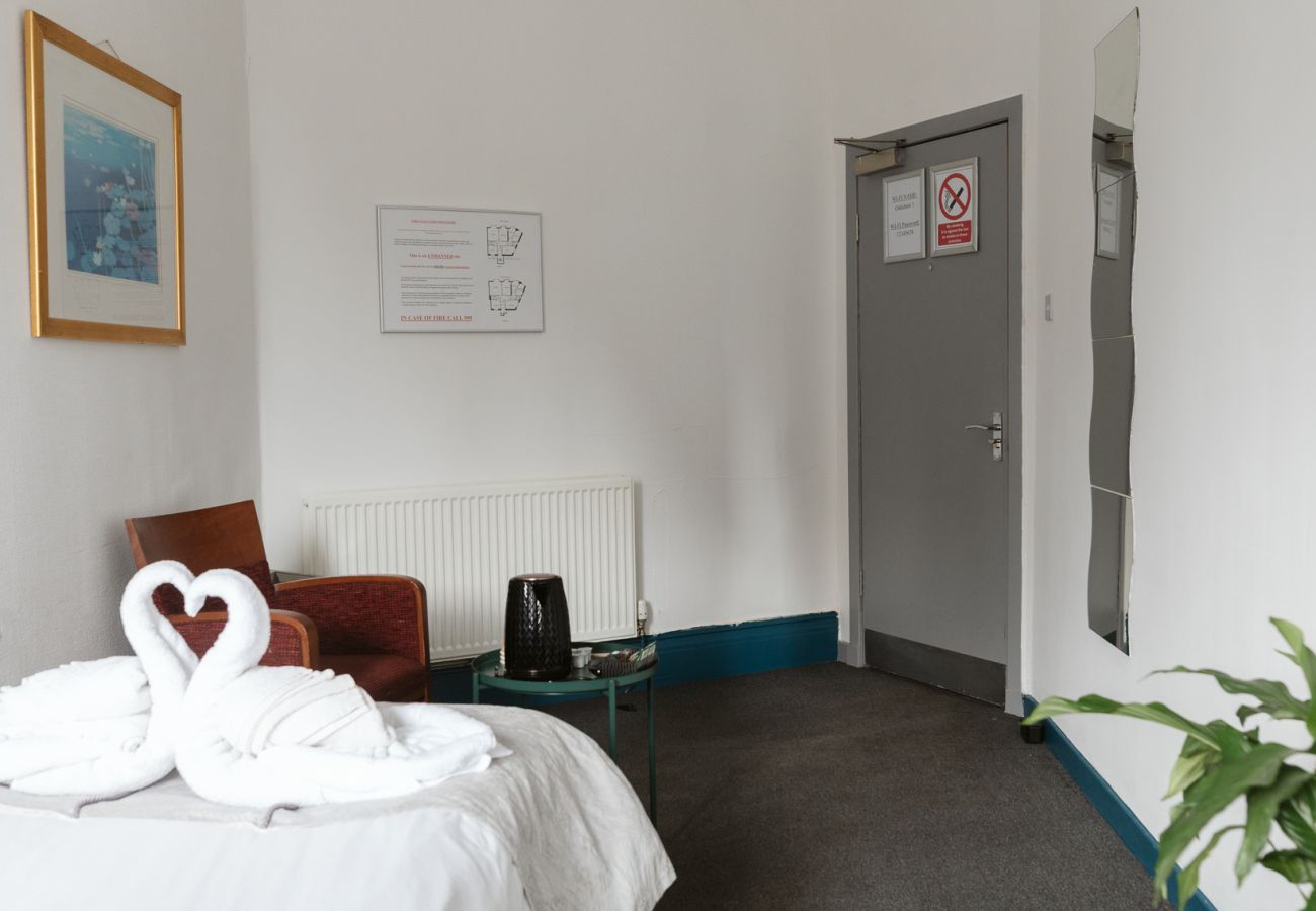 Rent by room in Paisley - Oakshaw Guesthouse - Cozy Single Room in a Central Location. R5