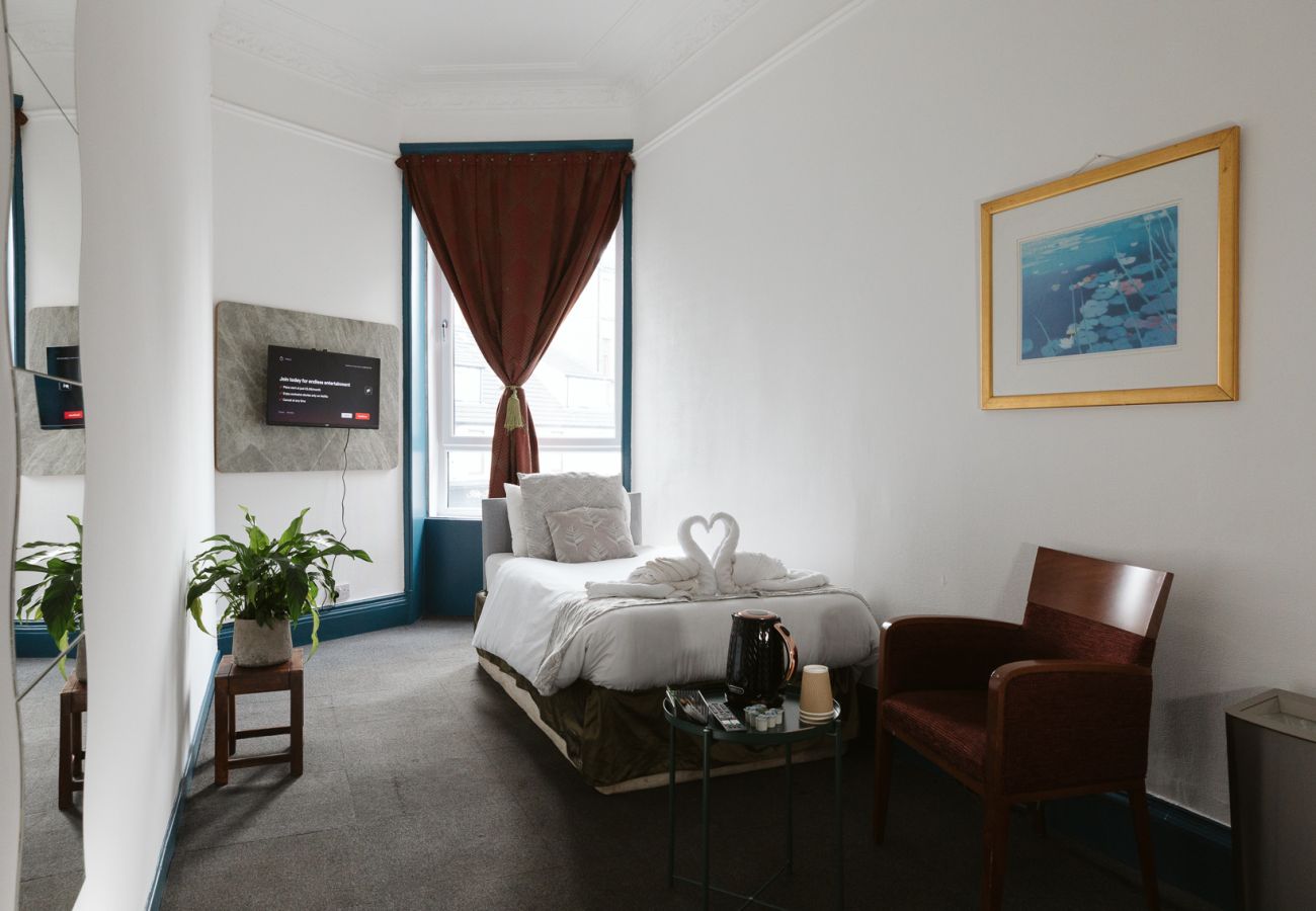Rent by room in Paisley - Oakshaw Guesthouse - Cozy Single Room in a Central Location. R5