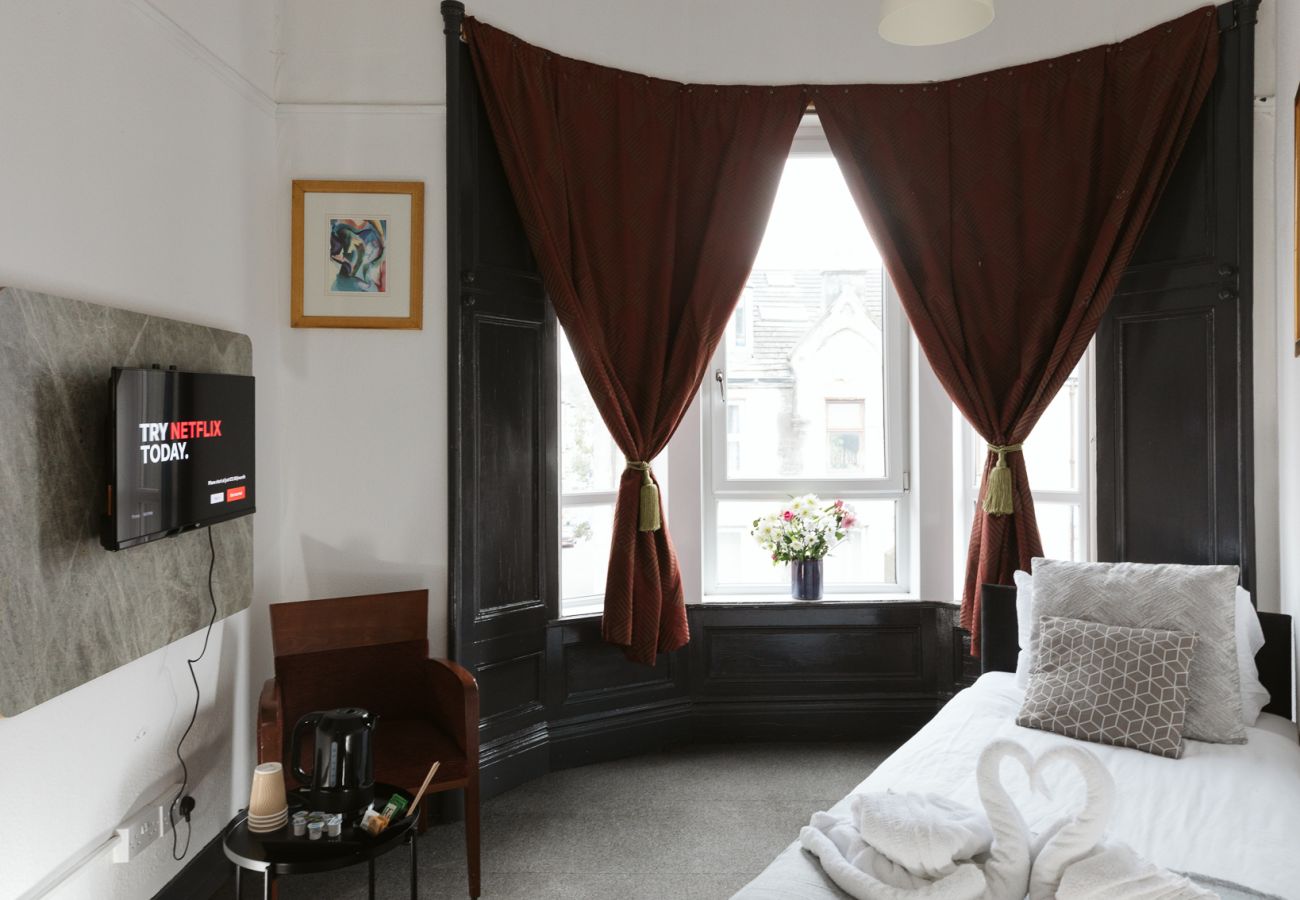 Rent by room in Paisley - Oakshaw Guesthouse - Cozy Single Room in a Central Location. R10