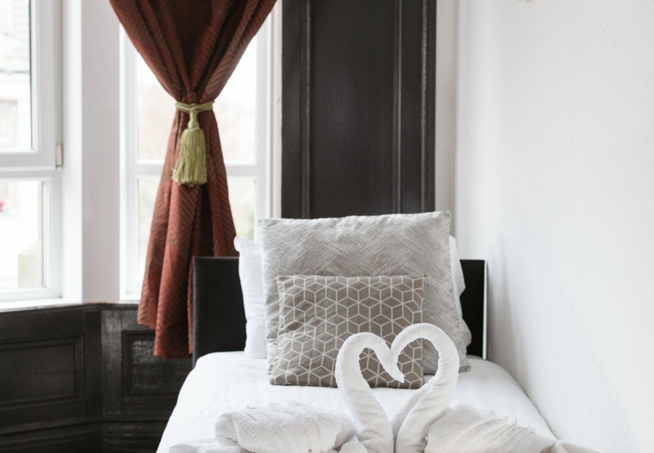 Rent by room in Paisley - Oakshaw Guesthouse - Cozy Single Room in a Central Location. R10