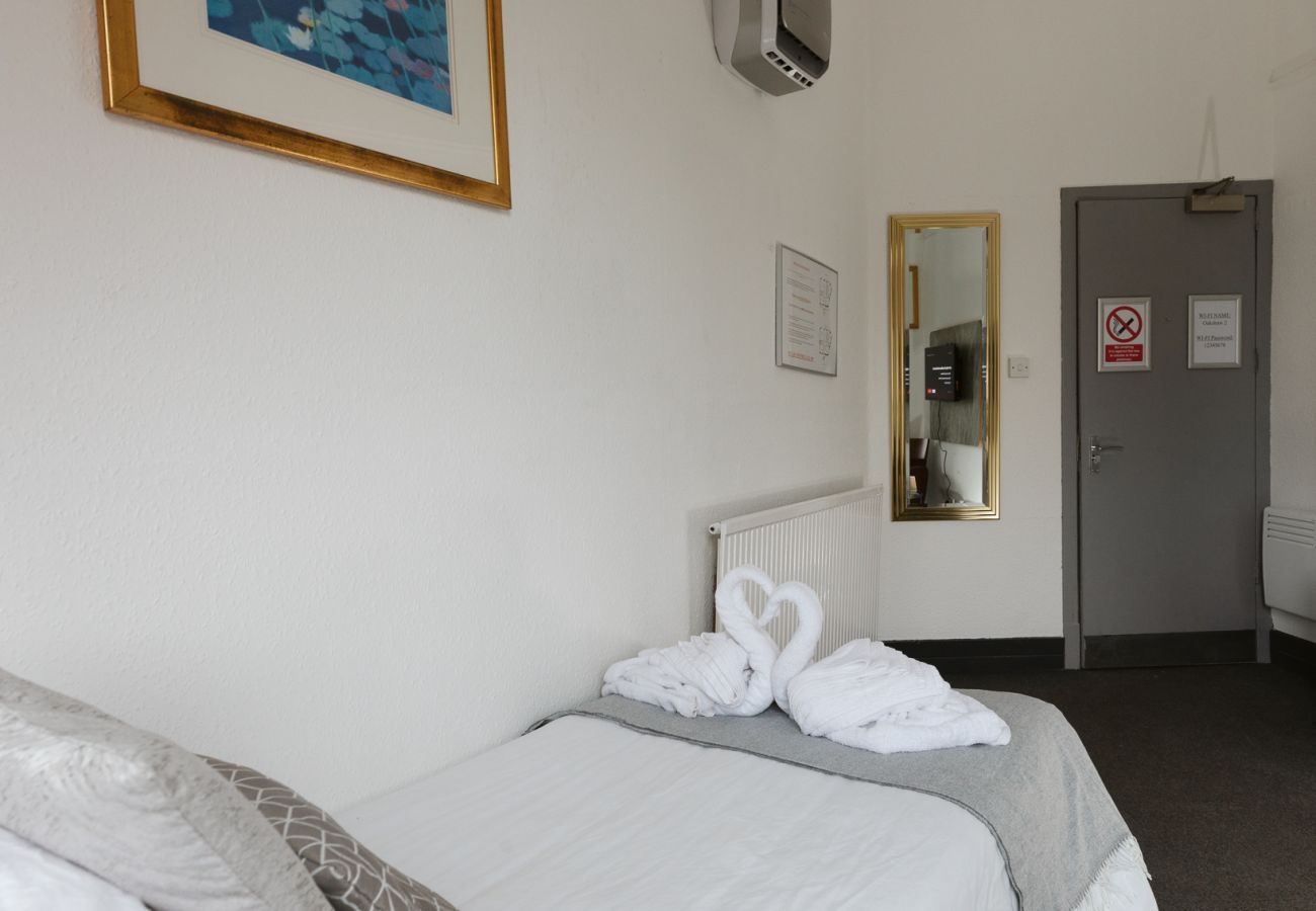 Rent by room in Paisley - Oakshaw Guesthouse - Cozy Single Room in a Central Location. R10