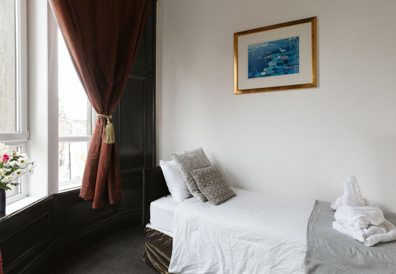 Rent by room in Paisley - Oakshaw Guesthouse - Cozy Single Room in a Central Location. R10