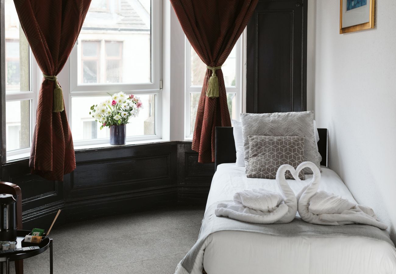 Rent by room in Paisley - Oakshaw Guesthouse - Cozy Single Room in a Central Location. R10